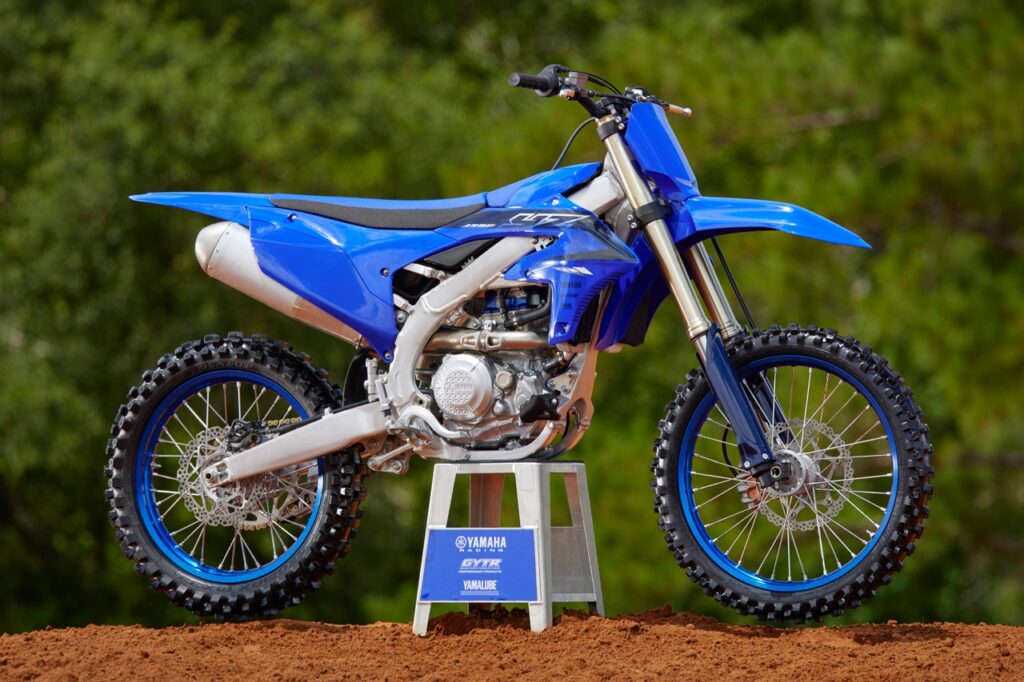 Yamaha YZ450F moto dirt bike 2025 dengan performa tinggi dan rangka aluminium ringan