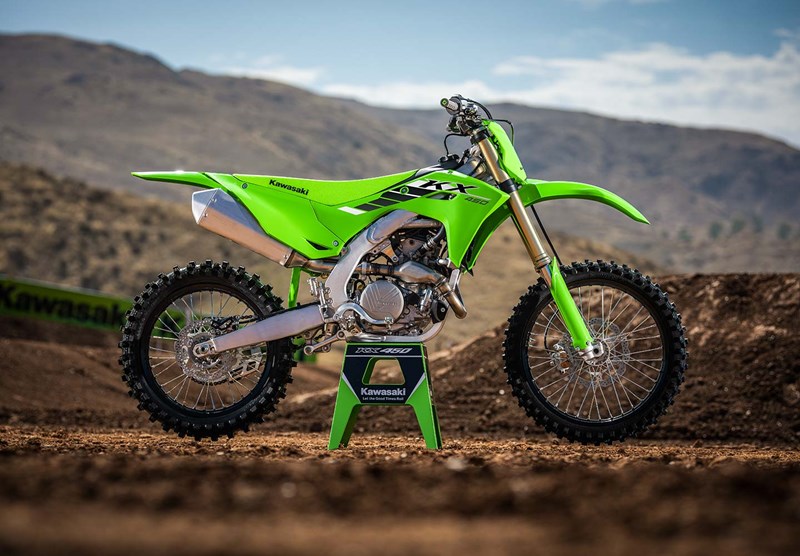 Kawasaki KX450 dirt bike kompetisi dengan launch control system