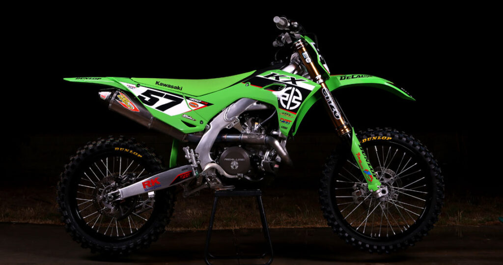 Kawasaki KX450 motor trail bertenaga dengan fitur start elektrik dan suspensi Showa