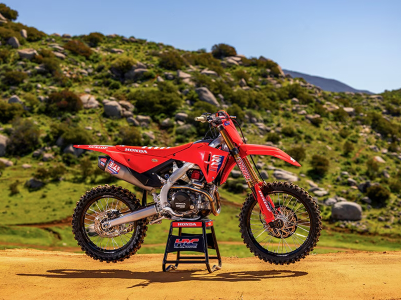 Honda CRF450R dirt bike off-road dengan suspensi Showa dan rangka ringan