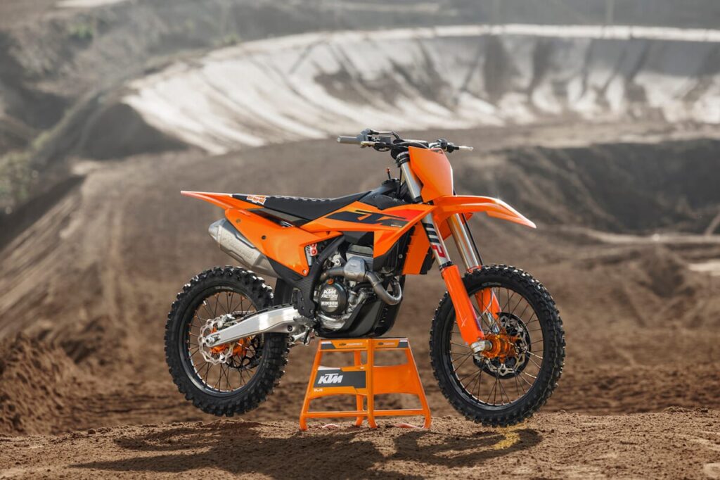 KTM 450 SX-F dirt bike bertenaga dengan sistem injeksi dan performa balap