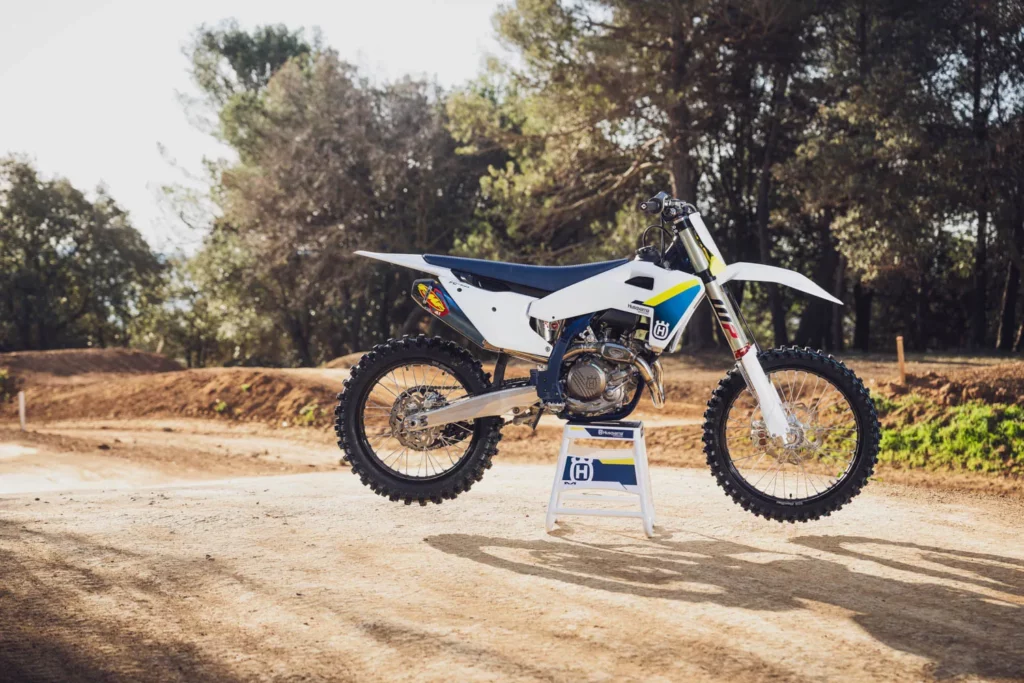Husqvarna FC 450 motor trail ergonomis dengan kopling hidrolik dan suspensi WP