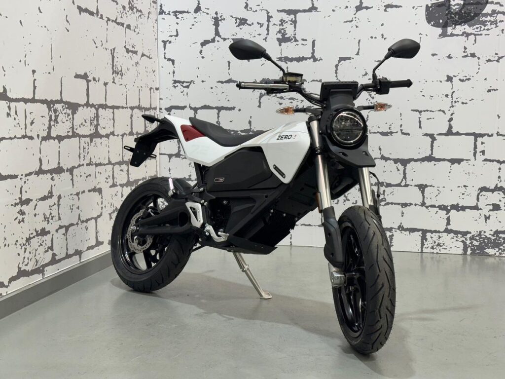 Motor listrik bergaya futuristik untuk pengendara modern