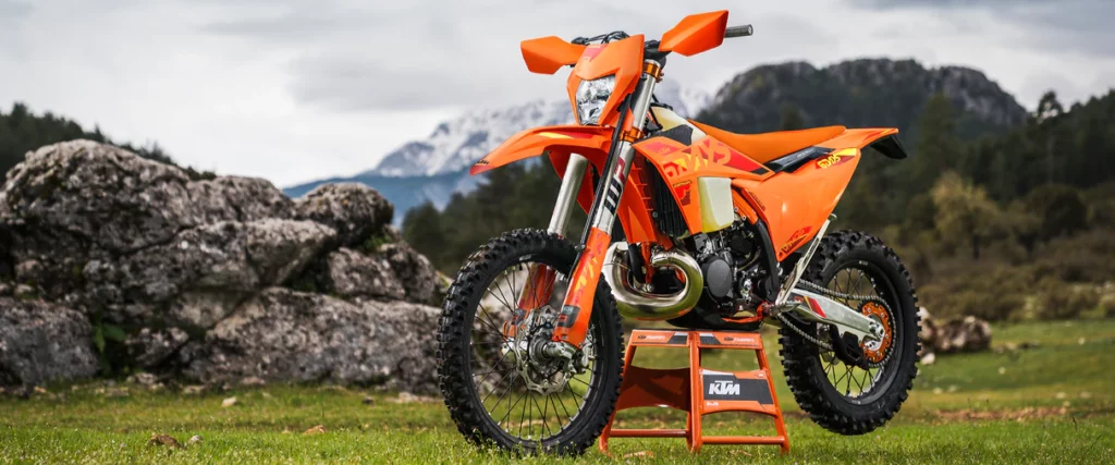 KTM 300 EXC dirt motorcycle dengan mesin 2-tak dan suspensi WP untuk medan ekstrem
Motor enduro legendaris ini hadir dengan mesin 293cc, sistem injeksi bahan bakar, dan handling presisi. Cocok untuk pengendara profesional.
🔗 Lihat selengkapnya di v-twins.com.au