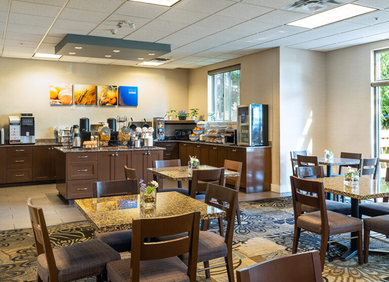Hamilton Inn Select BeachFront 2025 Guide – Lakefront Luxury by Mackinac