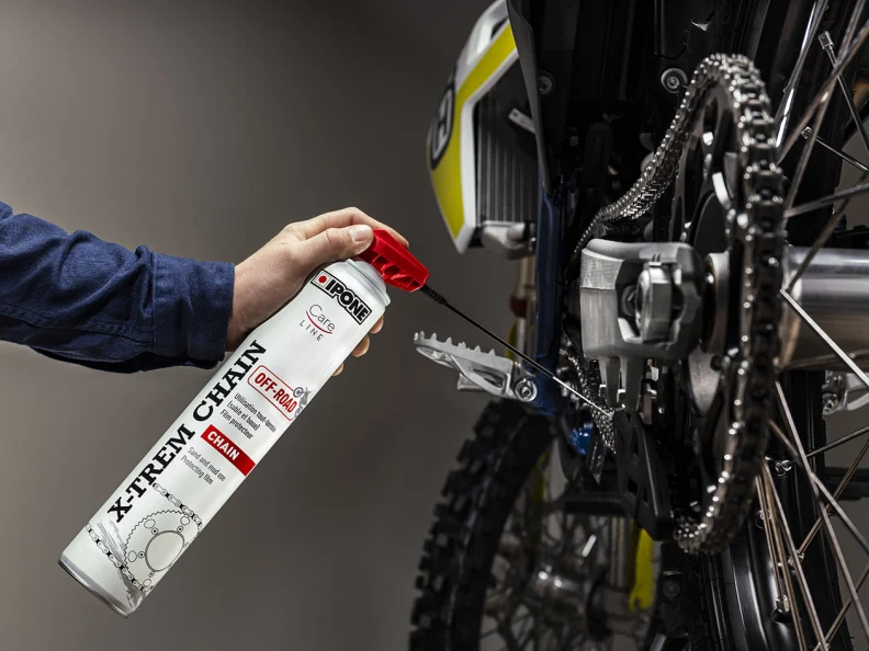 melumasi rantai dan bagian engsel motor dengan pelumas rantai seperti Motul Chain Lube
