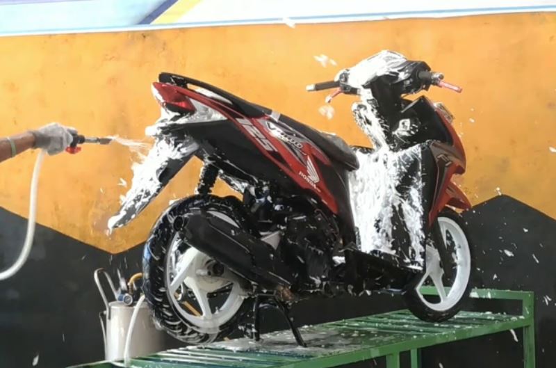 dinginkan mesin motor matic sebelum proses pencucian
