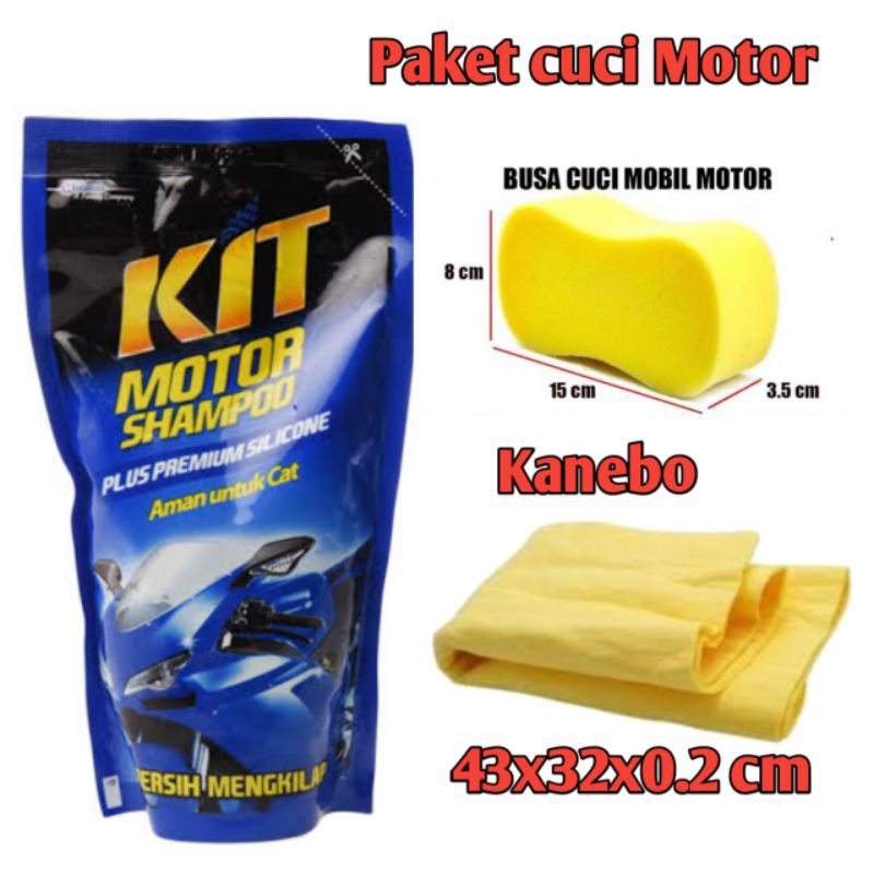 mengaplikasikan sabun motor dengan spons mikrofiber untuk mencuci motor