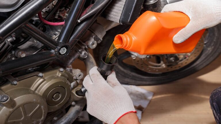 Jadwal Servis Motor Terlengkap: Kapan Ganti Oli, Rantai & Busi